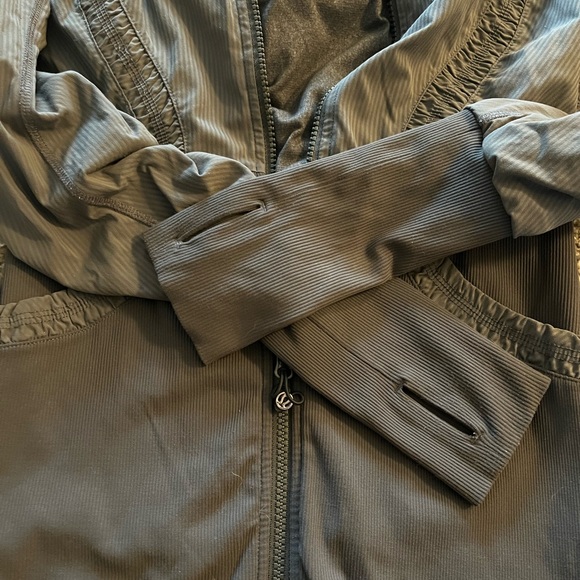 Lululemon jacket - Picture 5 of 9